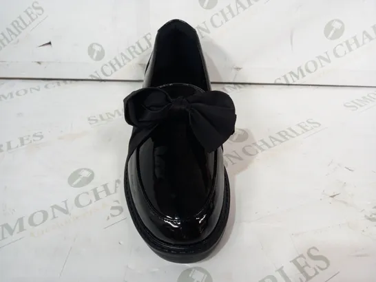 PAIR OF DESIGNER SLIP-ON SHOES IN GLOSSY BLACK W. BOW DETAIL EU SIZE 40