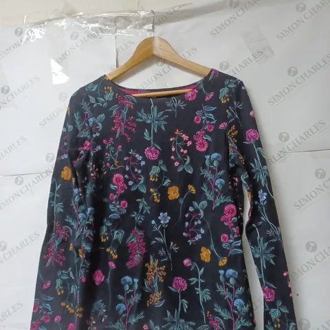 APPROXIMATELY 10 LADIES CLOTHING ITEMS TO INCLUDE TOPS AND DRESSES. ASSORTED COLOURS, SIZES AND STYLES