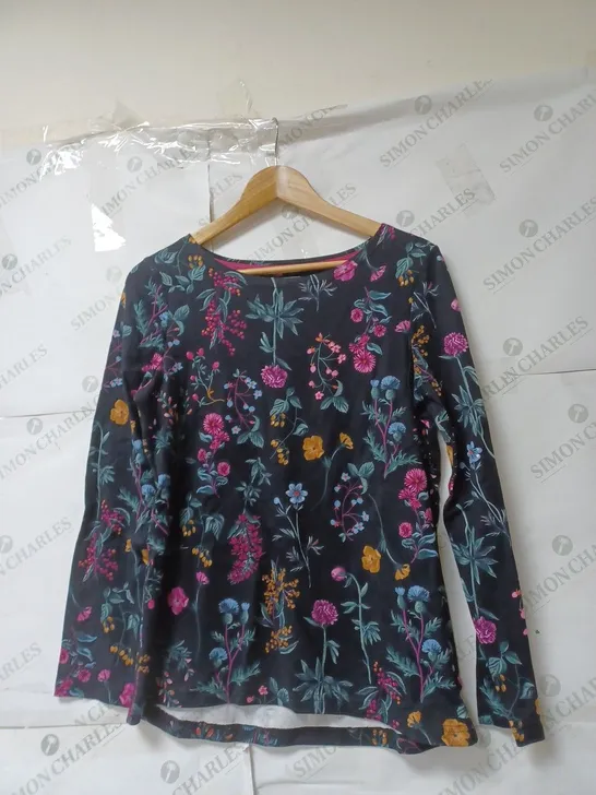 APPROXIMATELY 10 LADIES CLOTHING ITEMS TO INCLUDE TOPS AND DRESSES. ASSORTED COLOURS, SIZES AND STYLES