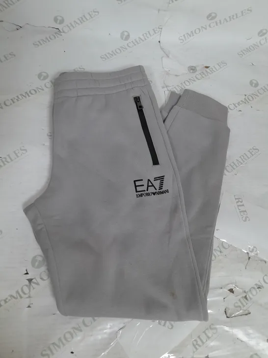 EMPORIO ARMANI CLOSED BOTTOM PANT IN LIGHT GREY SIZE M