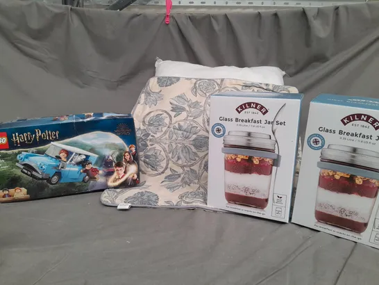 APPROXIMATELY 5 ASSORTED ITEMS TO INCLUDE LEGO HARRY POTTER 76424, KILNER GLASS BREAKFAST JAR SET, CUSHION, ETC