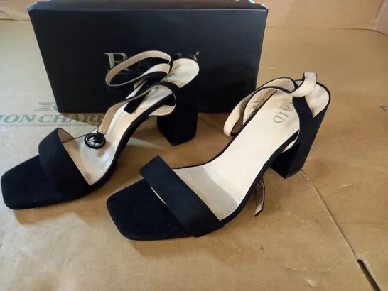 PAIR OF RAID BLOCK HEELED SHOES - 7