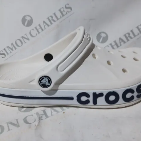 BOXED PAIR OF CROCS BAYABAND CLOGS IN WHITE SIZE M6/W7