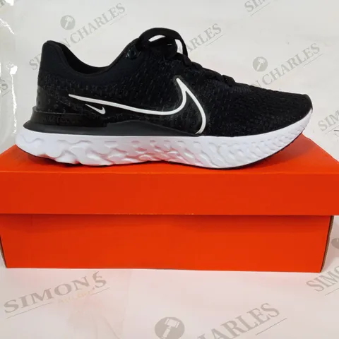 BOXED PAIR OF NIKE REACT INFINITY RUN FK 3 SHOES IN BLACK/WHITE UK SIZE 9