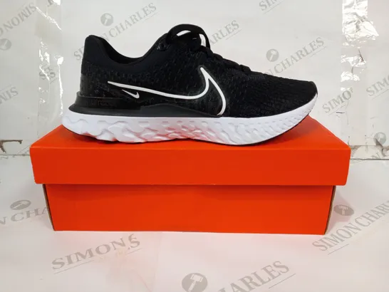 BOXED PAIR OF NIKE REACT INFINITY RUN FK 3 SHOES IN BLACK/WHITE UK SIZE 9