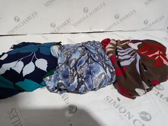 BOX OF APPROXIMATELY 30 ASSORTED CLOTHING ITEMS TO INCLUDE TOPS, DRESSES, JUMPERS ETC