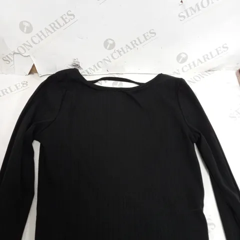 APPROXIMATELY 5 COTTON ON ITEMS INCLUDING BLACK BACKLESS SHIRT, 2 WHITE T-SHIRTS, WHITE TURTLE NECK JUMPER