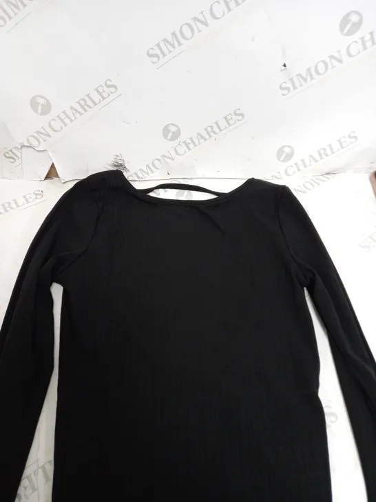 APPROXIMATELY 5 COTTON ON ITEMS INCLUDING BLACK BACKLESS SHIRT, 2 WHITE T-SHIRTS, WHITE TURTLE NECK JUMPER