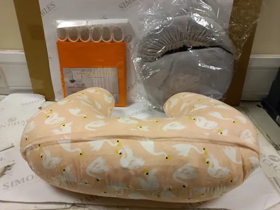 LOT OF APPROXIMATELY 18 ASSORTED HOUSEHOLD ITEMS TO INCLUDE FOOT WARMER IN GREY, SHOWER CURTAIN IN ORANGE, MIRACLE BABY NECK PILLOW IN PINK, ETC