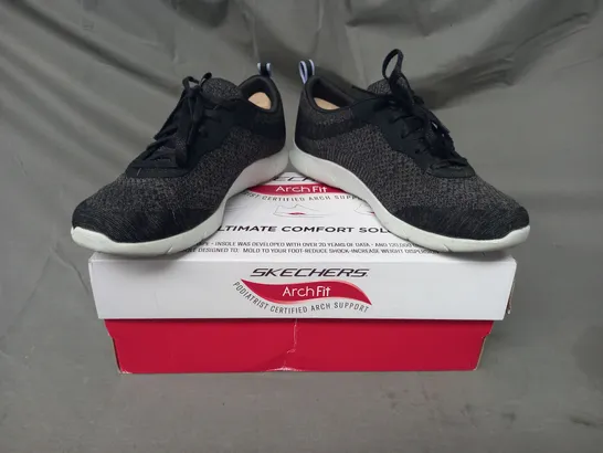 BOXED PAIR OF SKECHERS ARCH FIT TRAINERS IN BLACK SIZE 3.5