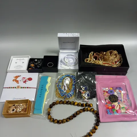 APPROXIMATELY 30 ASSORTED JEWELLERY PRODUCTS TO INCLUDE RINGS, EARRINGS, NECKLACES ETC 