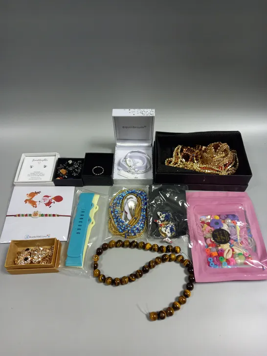 APPROXIMATELY 30 ASSORTED JEWELLERY PRODUCTS TO INCLUDE RINGS, EARRINGS, NECKLACES ETC 