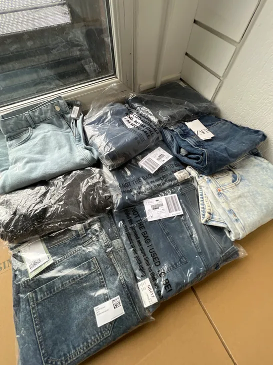 LOT OF ASSORTED JEANS TO INCLUDE ZARA, H&M AND PRETTY LITTLE THING 