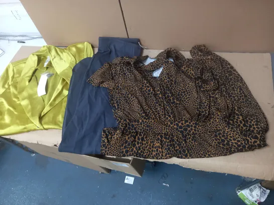 BOX OF 14 ASSORTED CLOTHING ITEMS TO INCLUDE: LEOPARD JUMPSUIT, WYNNE LAYERS BOTTOMS ETC