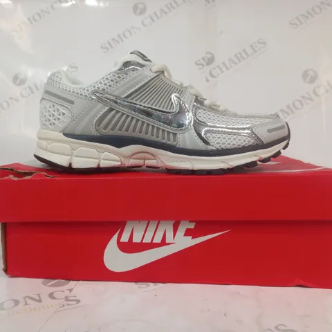 BOXED PAIR OF NIKE ZOOM VOMERO 5 SHOES IN GREY/METALLIC SILVER UK SIZE 5