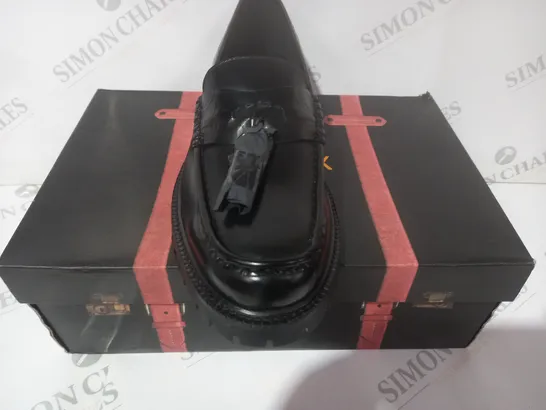 BOXED PAIR OF WALK LONDON CAMPUS TASSEL LOAFERS IN BLACK UK SIZE 9