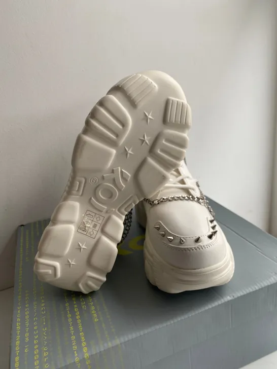 BOXED PAIR OF KOI CREAM BOOTS SIZE 6