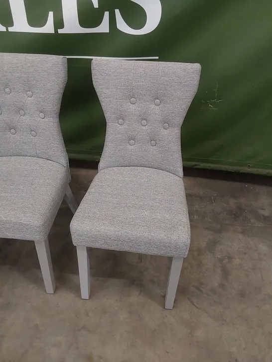 SET OF 4 BEWLEY LIGHT GREY FABRIC BUTTON BACK DINING CHAIRS WITH GREY LEGS