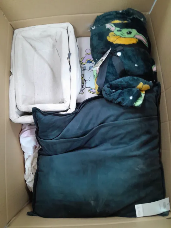 BOX OF APPROX 15 ASSORTED ITEMS TO INCLUDE - STAR WARS THROW, PILLOW, DUVET SETS ETC