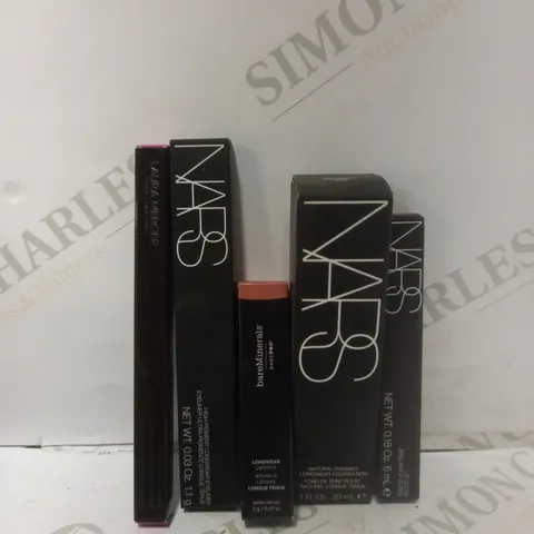 BOX OF APPROX 25 HEALTH AND BEAUTY ITEMS TO INCLUDE - NARS LOUNGWEAR FOUNDATION MED/DARK 2.3 - NARS LIP GLOSS - BARE MINERALS LOUNGWEAR LIP STICK ECT 