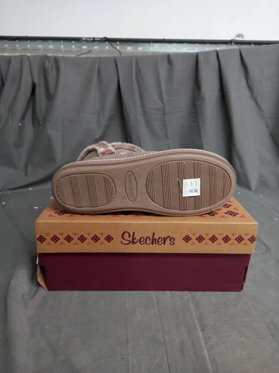 BOXED PAIR OF SKECHERS COZY SLIPPER BOOTS IN TAUPE SIZE 5.5