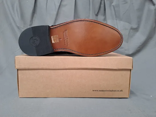 BOXED PAIR OF SAMUEL WINDSOR SHOES IN BLACK UK SIZE 7