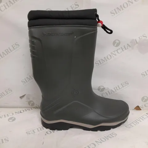 PAIR OF DUNLOP WELLIES IN DARK GREEN - UK 9