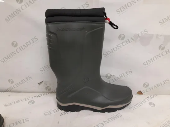 PAIR OF DUNLOP WELLIES IN DARK GREEN - UK 9