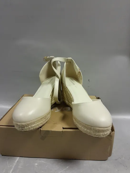 BOXED PAIR OF EVERYDAY WEDGE HEEL SHOES IN CREAM - 5