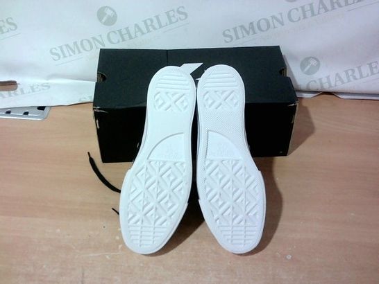 BOXED PAIR OF CONVERSE SIZE 6
