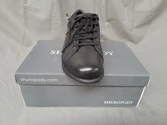 BOXED PAIR OF SHUROPODY VERY SHOES IN BLACK UK SIZE 5