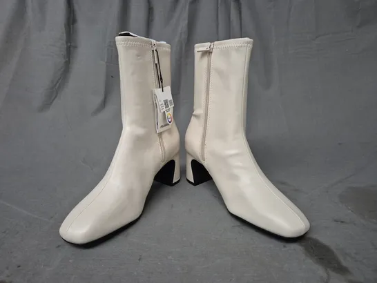 PAIR OF PULL & BEAR BLOCK HEEL ANKLE BOOTS IN CREAM UK SIZE 5