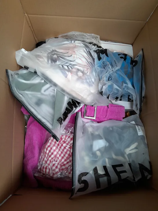 BOX OF APPROXIMATELY 25 ASSORTED CLOTHING ITEMS TO INCLUDE - T-SHIRT , JUMPER , TROUSERS ETC