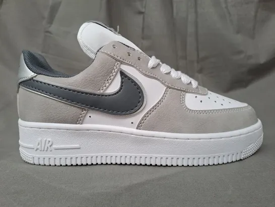 PAIR OF NIKE AIR FORCE 1 SHOES IN WHITE/STONE/GREY UK SIZE 5