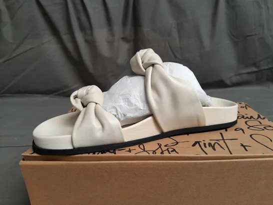 BOXED PAIR OF SAINT+SOFIA KINGSTON KNOT SANDALS SIZE EU 39