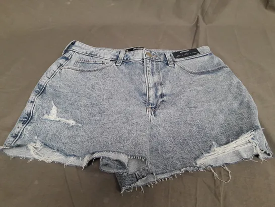 HOLLISTER MOM SHORTS IN LIGHT DENIM - W30