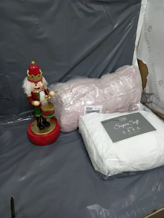 APPROXIMATELY 8 ASSORTED ITEMS TO INCLUDE BED SHEET, NUT CRACKER ORNAMENT, BLANKET, ETC