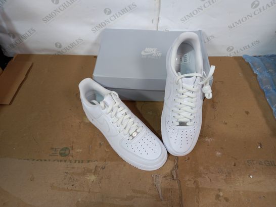 BOXED PAIR OF NIKE WHITE TRAINERS SIZE 10