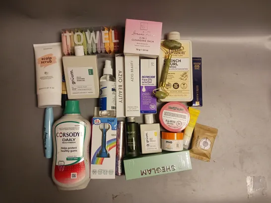 BOX OF APPROX 30 COSMETICS ITEMS TO INCLUDE - SHEGLAM HYDRATING PRIMER - RHYME & REASON SHAMPOO - GRUUM SOOTHING SHAVING GEL ETC