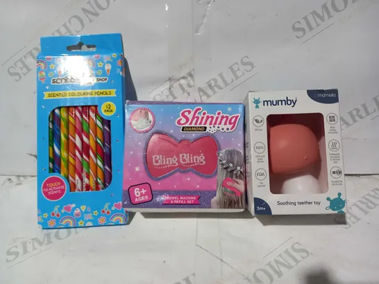 LOT OF APPROXIMATELY 15 ASSORTED TOYS AND GAMES TO INCLUDE MUMBY SOOTHING TEETHING TOY, SHINING DIAMOND JEWEL MACHINE & REFILL SET, SCRIBBLE POP SHOP SCENTED COLOURING PENCILS, ETC