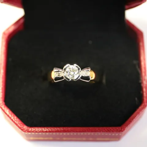 DESIGNER 18CT GOLD 'BOW' RING SET WITH DIAMONDS WEIGHING +0.65CT