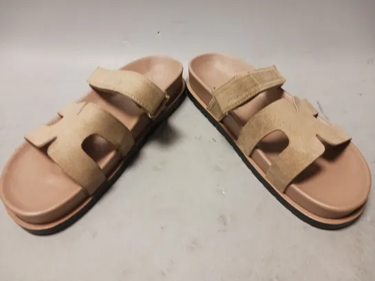 BOXED PAIR OF DESIGNER OPEN TOE FOOTBED SANDALS IN BROWN UK SIZE 6