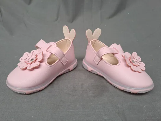 BOXED PAIR OF DESIGNER KIDS SHOES IN PINK W. FLORAL DETAIL EU SIZE 21