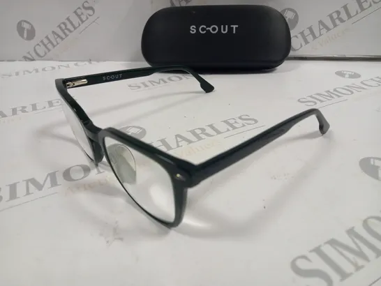 PAIR OF SCOUT ELIJAH GREEN GLASSES