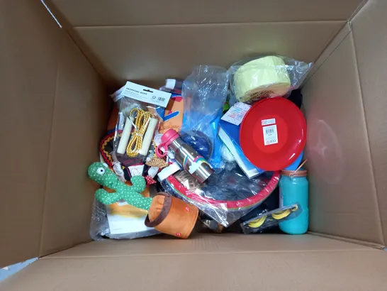 BOX OF APPROXIMATELY 20 ASSORTED TOYS AND GAMES, TO INCLUDE SKIPPING ROPE, FLASK, GOGGLES, ETC