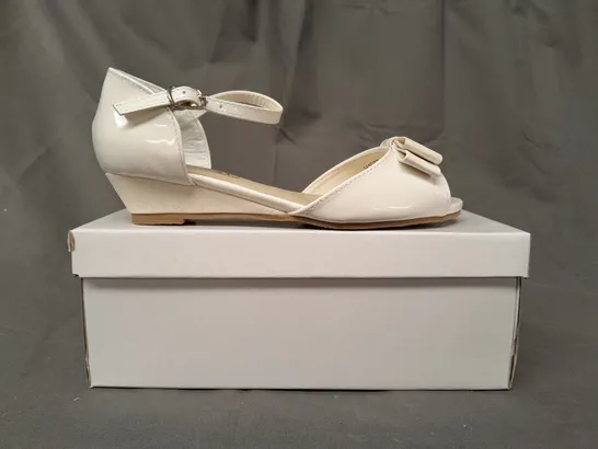 BOXED PAIR OF SPOT ON PEEP TOE PARTY SHOES IN WHITE W. GLITTER EFFECT EU SIZE 33