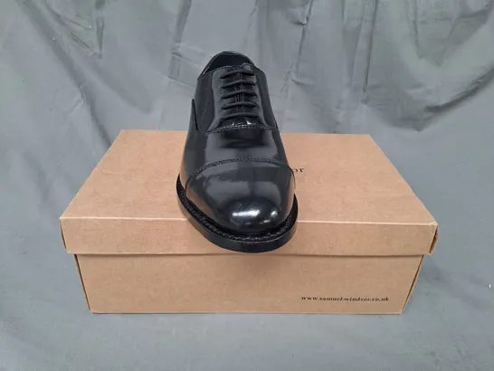 BOXED PAIR OF SAMUEL WINDSOR SHOES IN BLACK UK SIZE 8