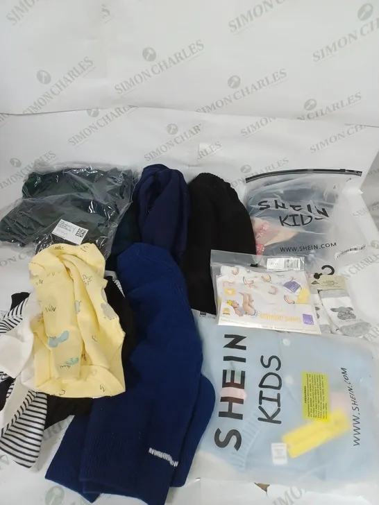 LOT OF ASSORTED KIDS CLOTHING ITEMS TO INCLUDE PYJAMAS, T-SHIRTS AND TROUSERS 