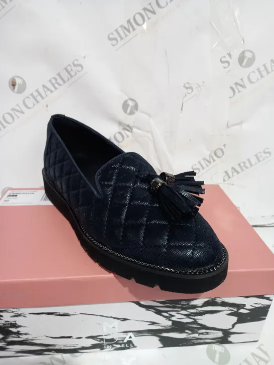 BOXED PAIR OF MODA IN PELLE EMMERSON NAVY BLUE SIZE 7