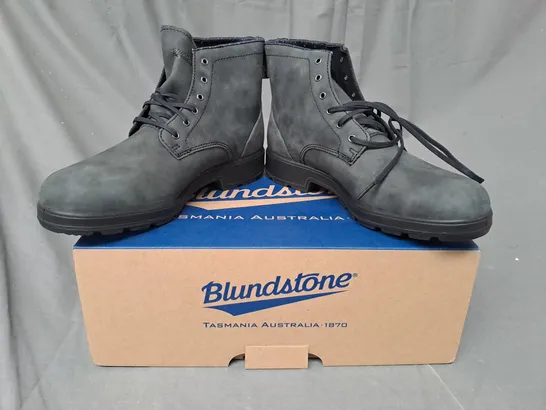 BOXED PAIR OF BLUNDSTONE LACE-UP LEATHER BOOTS IN RUSTIC BLACK UK SIZE 6